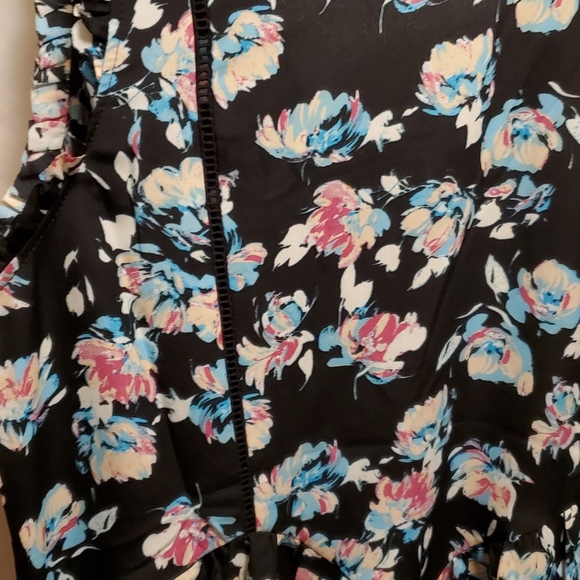 OLIVE & OAK SUMMER MINI DRESS. SIZE SMALL, BLACK WITH BLUE FLORAL PATTERN. - Picture 3 of 8